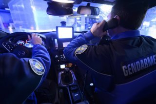Le véhicule des trois jeunes a été repéré par une patrouille de gendarmerie sur l'autoroute A1 en direction de Genève, à la hauteur de Crans, après Nyon. La course-poursuite a pris fin à Perly dans le canton de Genève (photo symbolique). Keystone/LAURENT GILLIERON